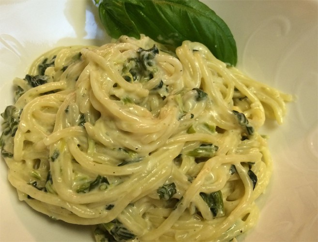 Spaghetti con carciofi e spinaci in crema di formaggo – ricetta